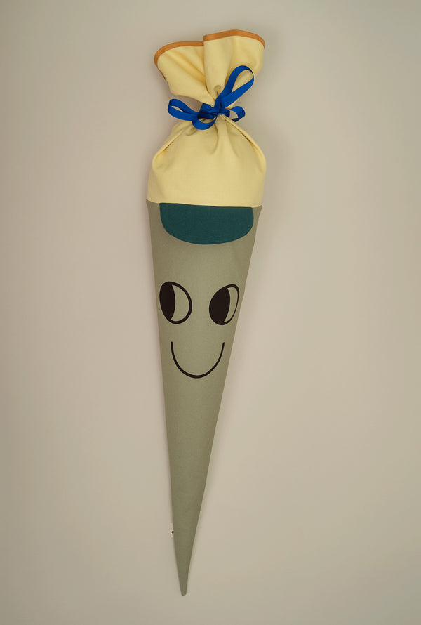Schultüte aus Stoff Motiv Captain Cappy Salbei mit Cappy-Design und freundlichem Gesicht