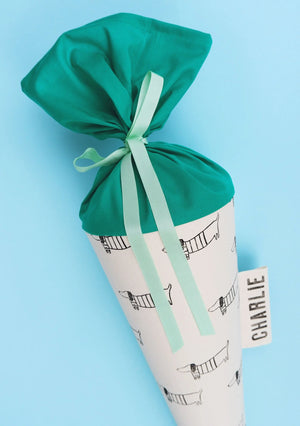 Detailansicht der Schultüte aus Stoff mit liebevoller Dackel-Illustration