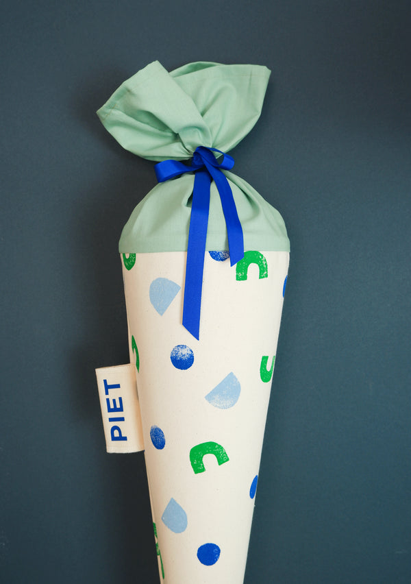 Schultüte aus Stoff mit geometrischem Motiv PLAY Shapes in Blau-Grün-Tönen zur Einschulung