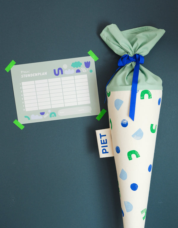 Schultüte aus Stoff mit geometrischem Motiv PLAY Shapes in Blau-Grün-Tönen zur Einschulung mit passendem Stundenplan