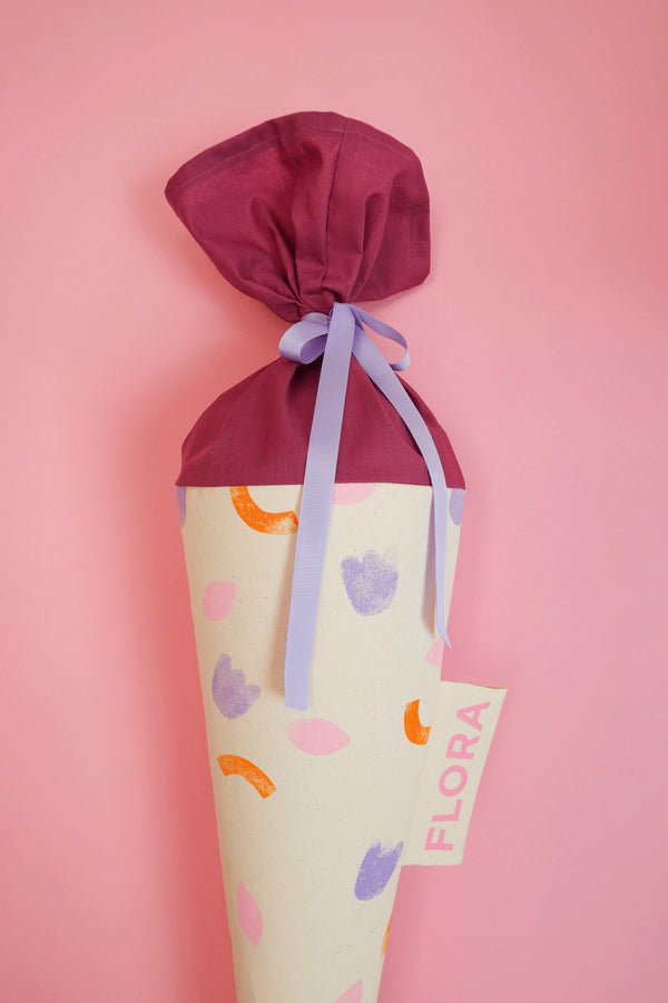 Schultüte aus Stoff mit fröhlichem Blumenmotiv PLAY Flowers zur Einschulung