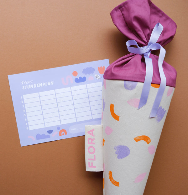Schultüte aus Stoff mit fröhlichem Blumenmotiv PLAY Flowers zur Einschulung mit einem passendem Stundenplan