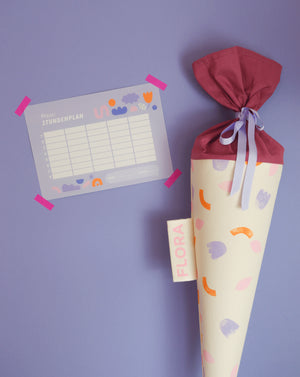 Schultüte aus Stoff mit fröhlichem Blumenmotiv PLAY Flowers zur Einschulung mit einem passendem Stundenplan