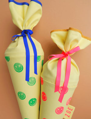 Schultüte aus Stoff in Gelb mit grünem Smiley-Motiv zur Einschulung, handbestempelt