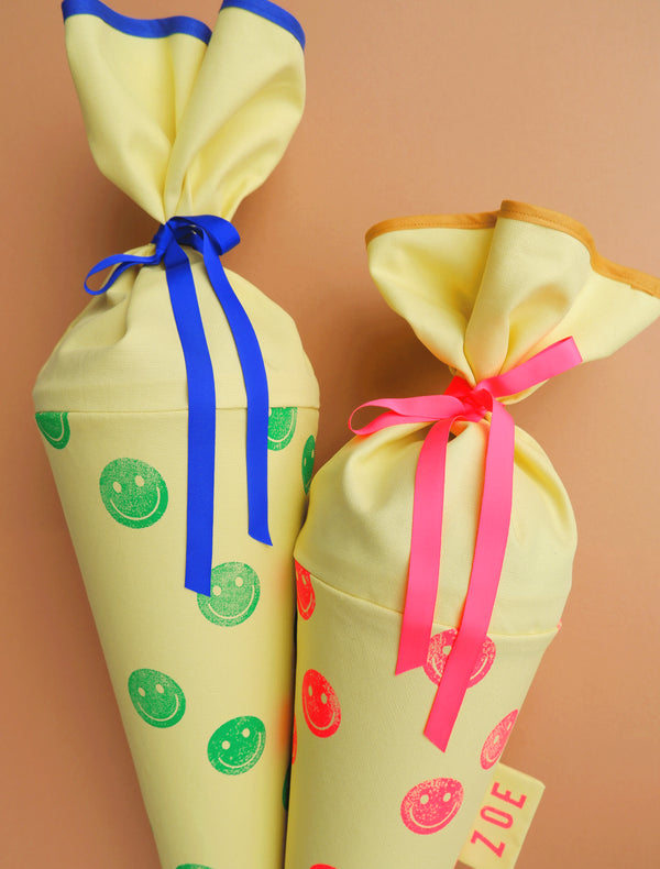 Schultüte aus Stoff in Gelb mit grünem Smiley-Motiv zur Einschulung, handbestempelt
