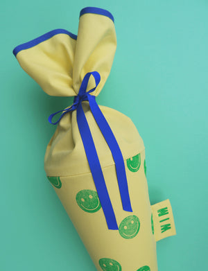Schultüte aus Stoff in Gelb mit grünem Smiley-Motiv zur Einschulung, handbestempelt