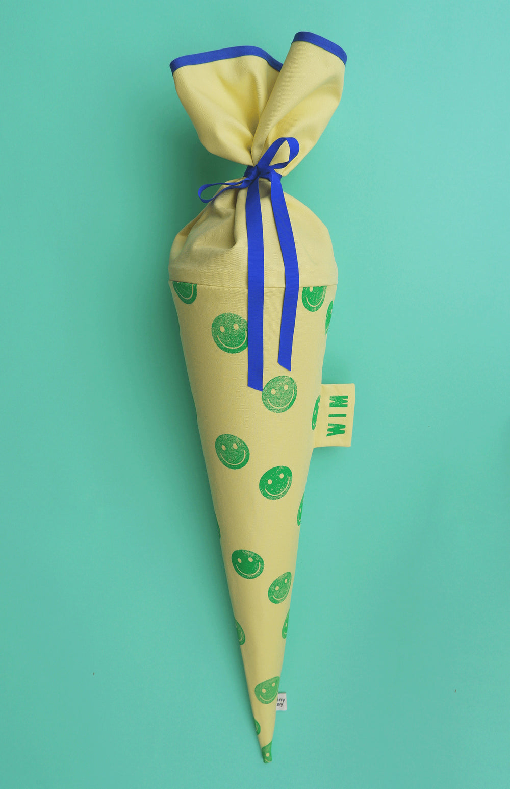 Schultüte aus Stoff in Gelb mit grünem Smiley-Motiv zur Einschulung, handbestempelt
