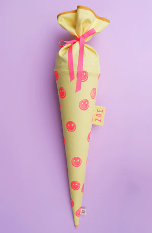 Schultüte aus Stoff in Gelb mit pinkem Smiley-Motiv zur Einschulung, handbestempelt