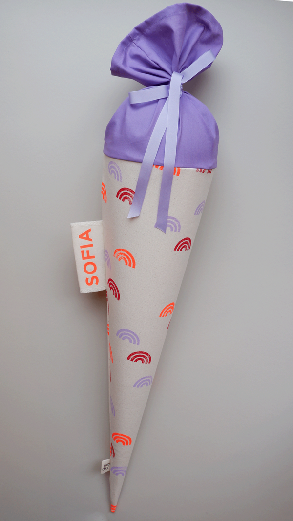 Schultüte aus Stoff mit buntem Regenbogen-Motiv zur Einschulung