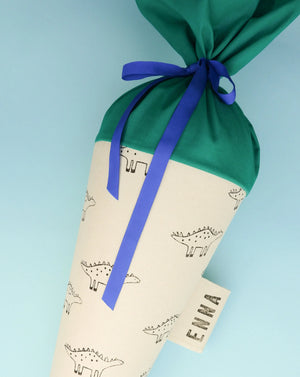 Detailansicht der Schultüte aus Stoff mit liebevoller Dino-Illustration