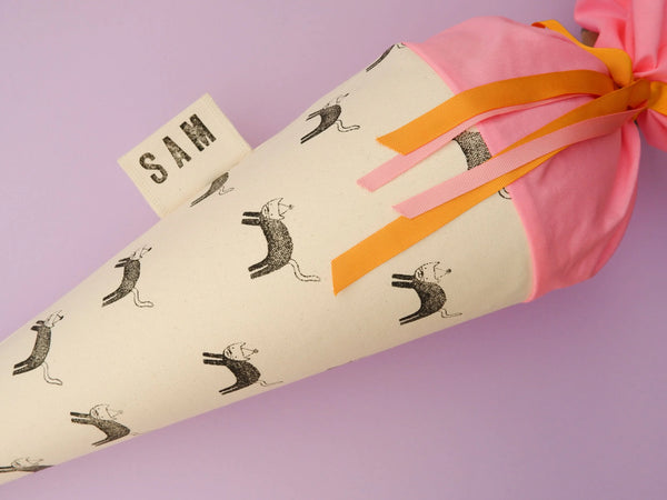 Detailansicht der Schultüte aus Stoff mit liebevoller Katzen-Illustration