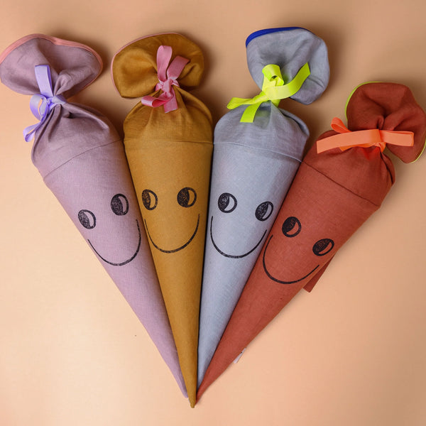 Schultüte aus Leinen, mit Happy-Motiv und gestempeltem Gesicht zur Einschulung, mehrere Farben