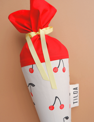 Detailansicht der Schultüte aus Stoff mit roten Kirschen