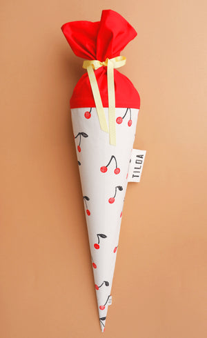 Schultüte aus Stoff mit rotem Kirschenmotiv zur Einschulung