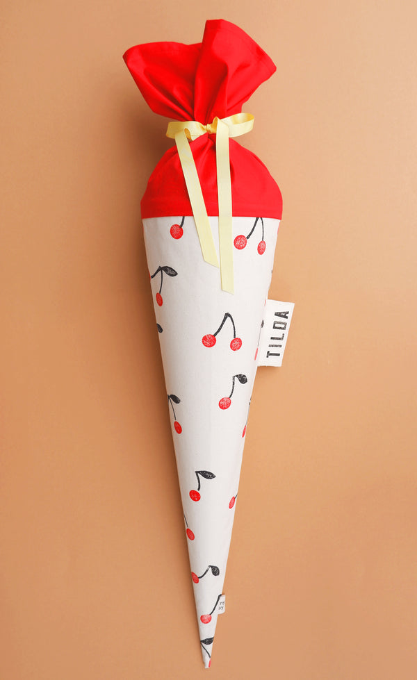 Schultüte aus Stoff mit rotem Kirschenmotiv zur Einschulung