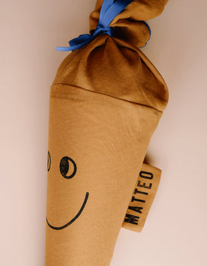 Schultüte Happy, curry-Farben, gestempeltem Gesicht zur Einschulung, mit Namenslabel an der Seite