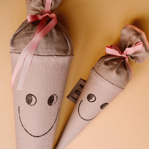 Schultüte aus Leinen, Farbe mauve / rosa, mit Happy-Motiv und gestempeltem Gesicht zur Einschulung
