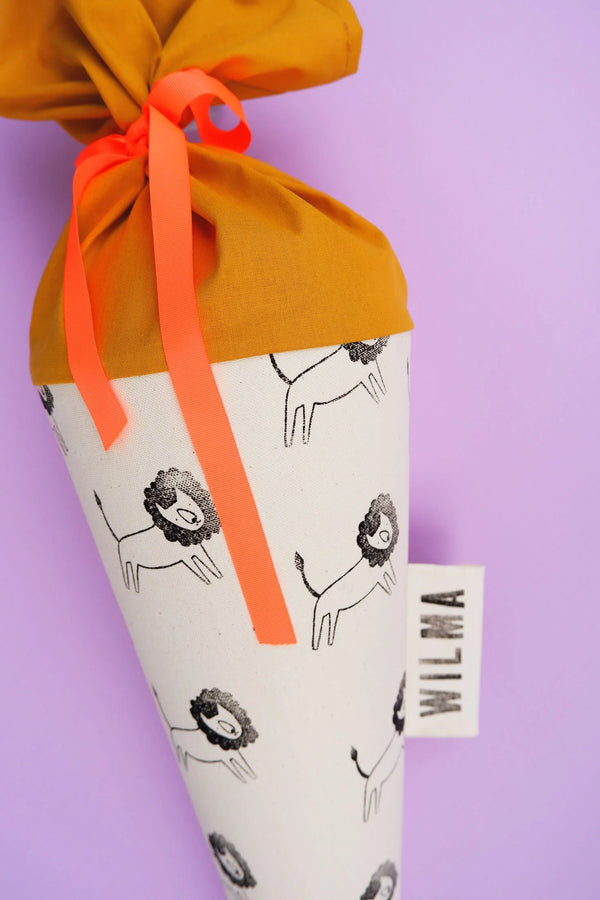 Detailansicht der Schultüte aus Stoff mit liebevoller Löwen-Illustration