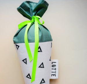 Detailansicht der Schultüte aus Stoff mit gestempelten Outline-Dreiecken