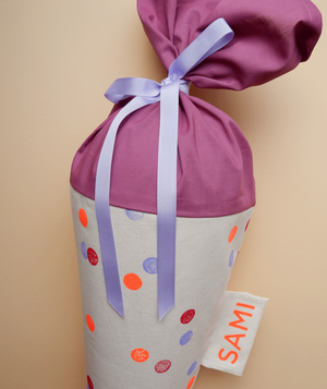 Detailansicht der Schultüte aus Stoff mit bunten Punkten in Rot-Tönen
