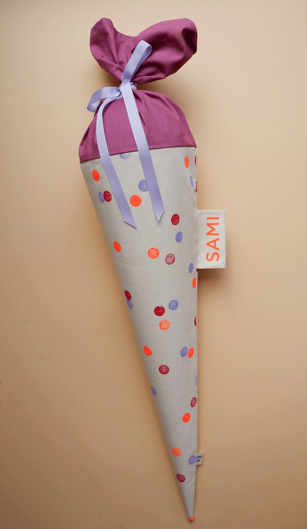 Schultüte aus Stoff mit rotem Konfetti-Motiv zur Einschulung