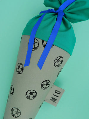 Detailansicht der salbeifarbenen Schultüte aus Stoff mit gestempelten Fußbällen