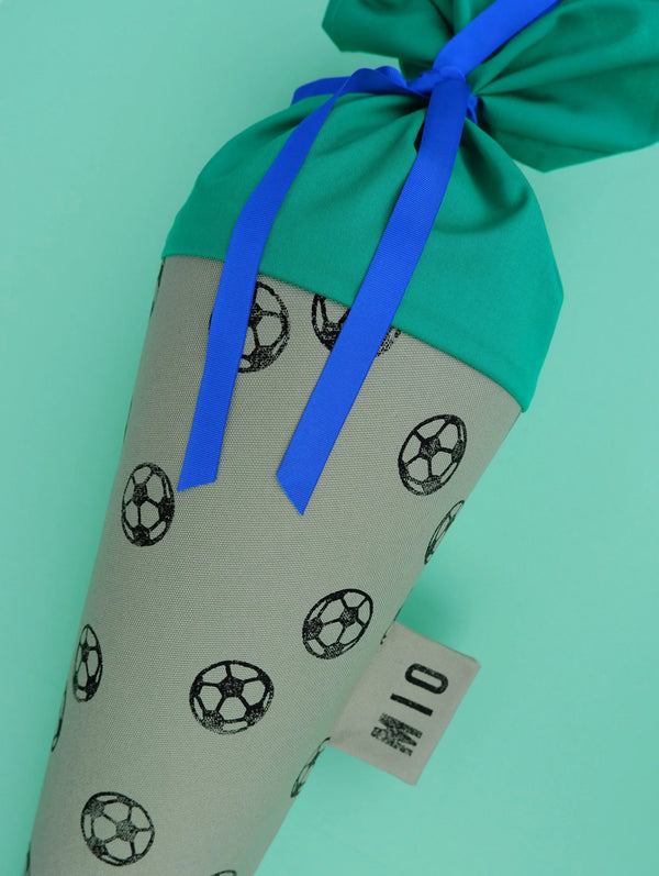 Detailansicht der salbeifarbenen Schultüte aus Stoff mit gestempelten Fußbällen