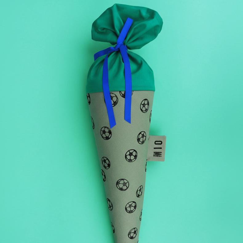 Grüne Schultüte aus Stoff – Motiv Fussball