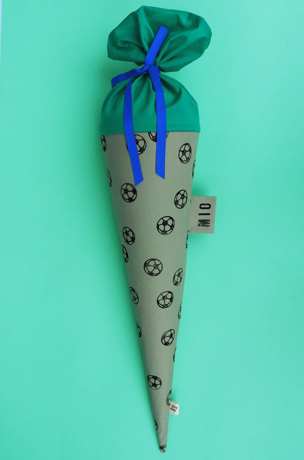 Schultüte aus Stoff in Salbei mit Fußball-Motiv zur Einschulung