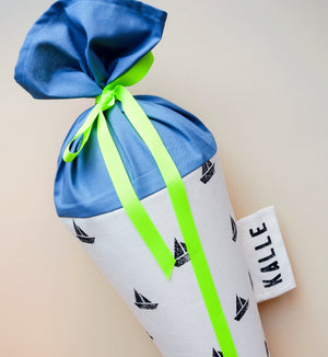 Detailansicht der Schultüte aus Stoff mit gestempelten Schiffen