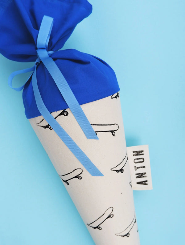 Detailansicht der Schultüte aus Stoff mit gestempelten Skateboards