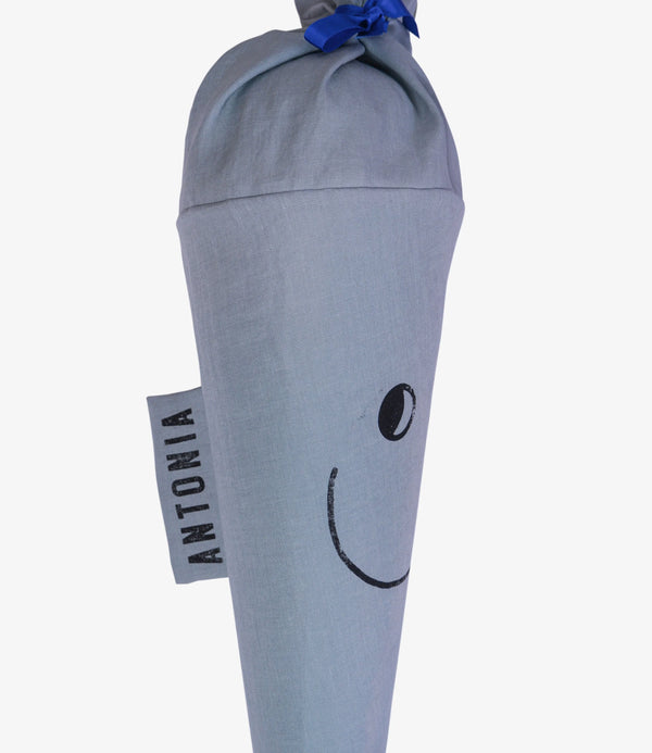 Schultüte aus Leinen, Farbe graublau, mit Happy-Motiv und gestempeltem Gesicht zur Einschulung