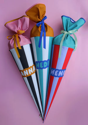 Schultüte aus Stoff mit Streifenmotiv und Namen zur Einschulung, handgemacht.