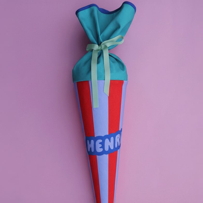 Schultüte aus Stoff – Motiv Streifen mit aufgedrucktem Namen | flieder-rot