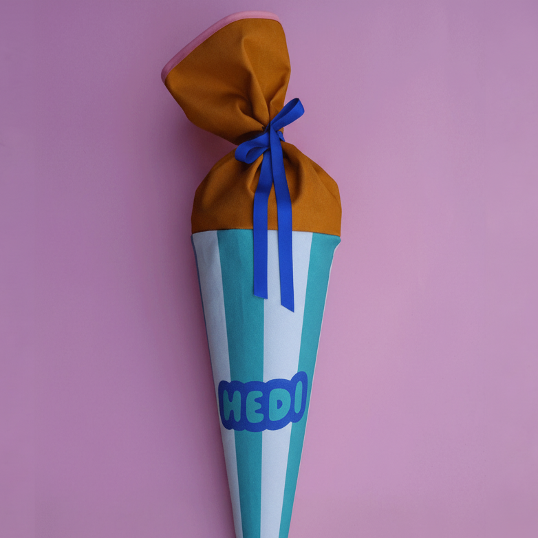 Schultüte aus Stoff – Motiv Streifen mit aufgedrucktem Namen | petrol-weiß