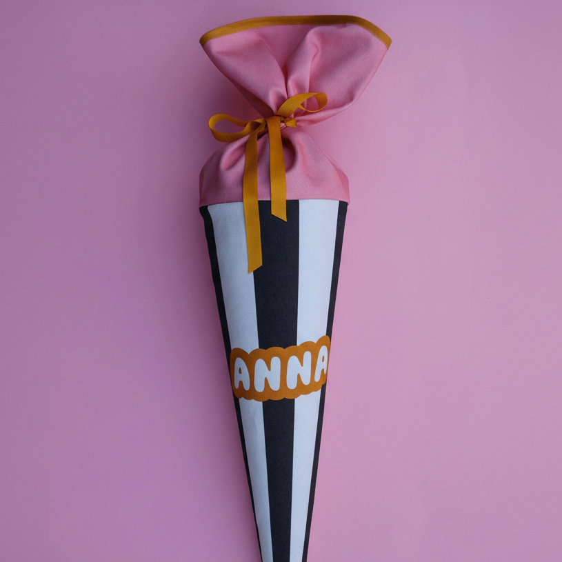 Schultüte aus Stoff – Motiv Streifen mit aufgedrucktem Namen | schwarz-weiß