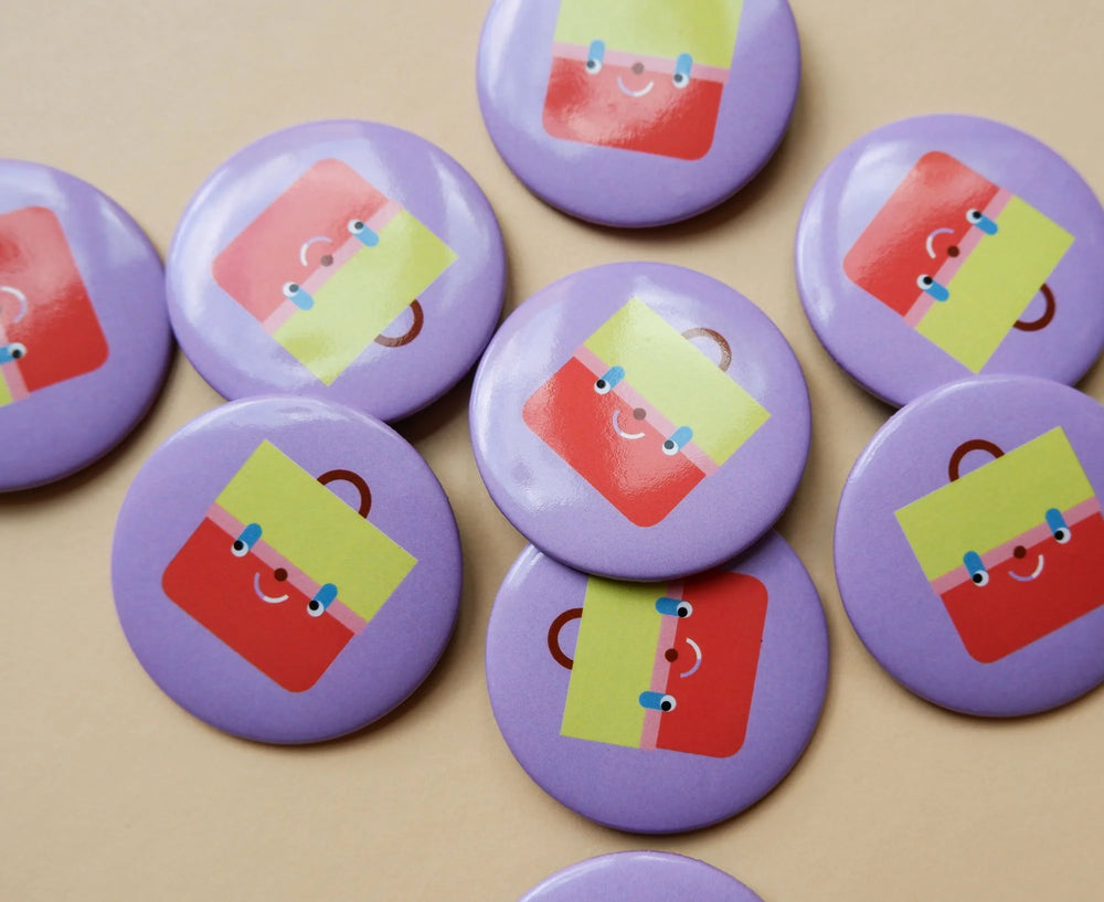 Button "Tornister flieder"