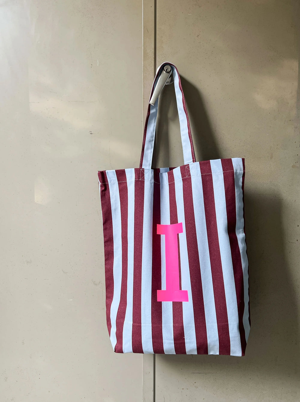 Tasche mit Initiale "HELLBLAU-AUBERGINE"