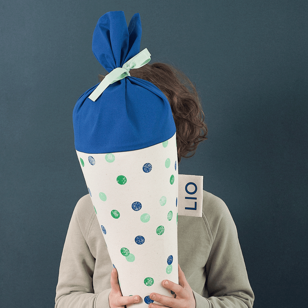 Schultüte aus Stoff mit Konfetti-blau-Motiv und seitlichem Namenslabel